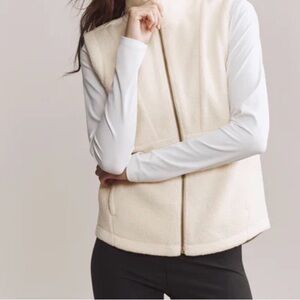 NWT Rhone Aloft Fleece Vest in Cream with Gold Zipper  Women’s Size Extra Large